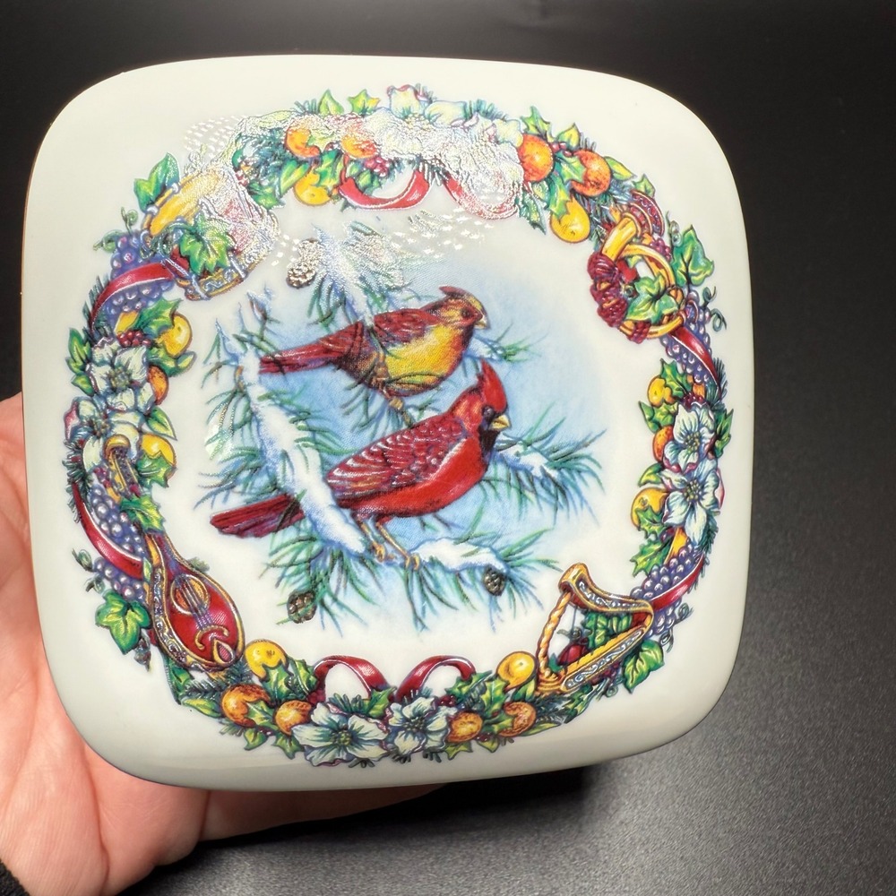 Heritage House Melodies of Christmas Joy To The World Music Box Porcelain